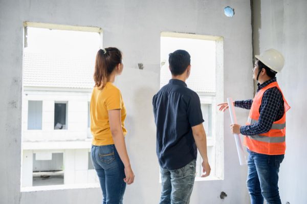 Couple avec rapport d'inspection de la maison